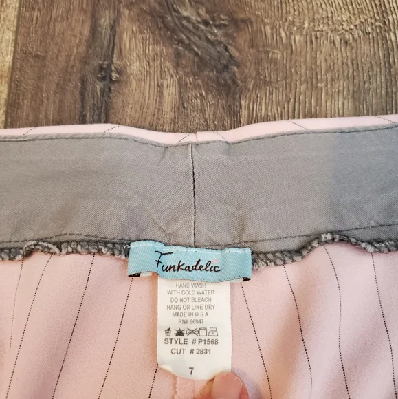 Pink pinstripe capris - Picture 4 of 8